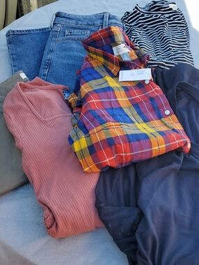 Old Navy 6 Peice Clothing Lot , 4lb 9.6 Oz Shirts , Shorts , Jeans .